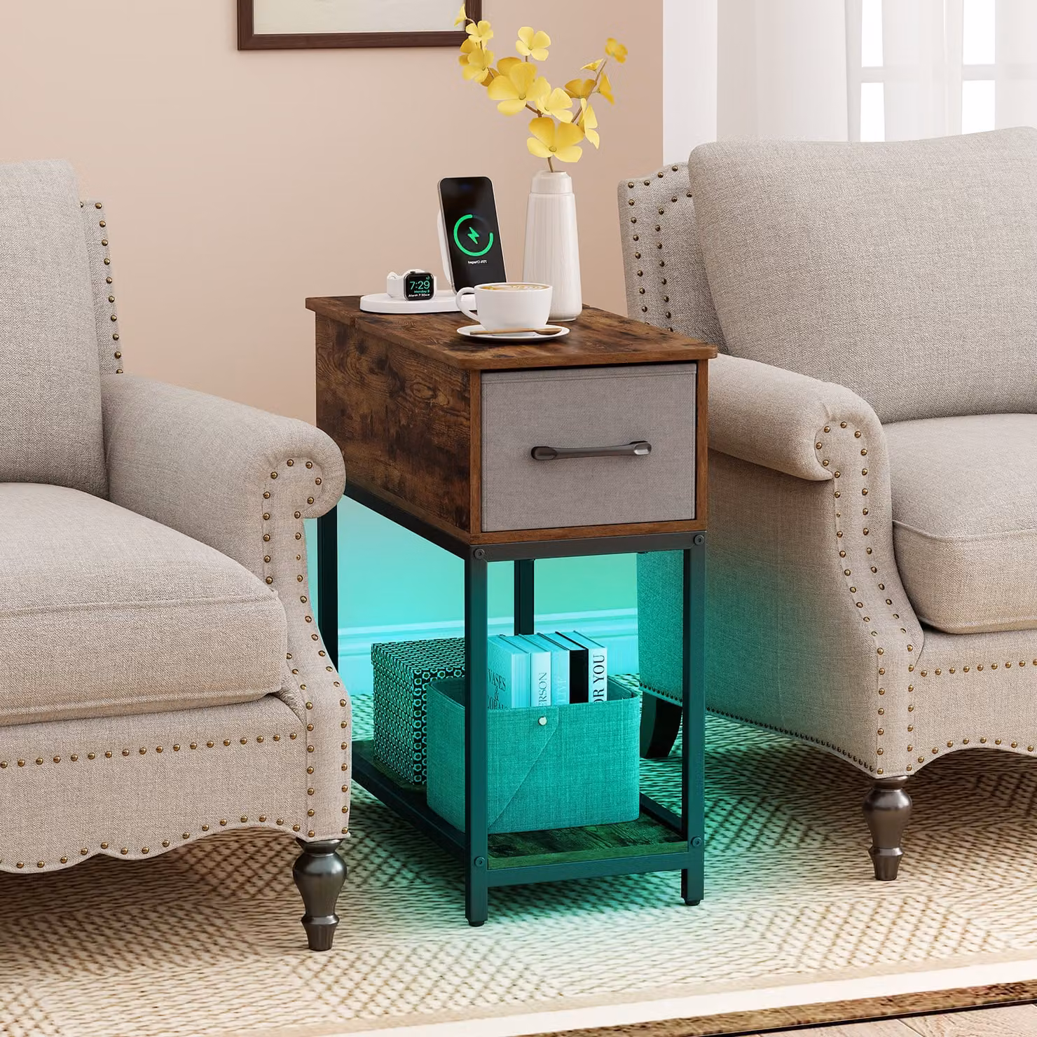 Tavolino laterale stretto Costway in stile industriale con stazione di ricarica, luci LED e cassetto in tessuto, colore marrone