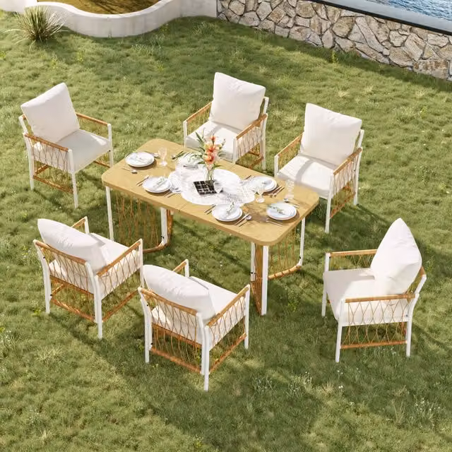 Set Mobili da Giardino con Tavolo Effetto Legno e 6 Sedie da Esterno in Rattan; Struttura in Ferro Bianco; Beige/Marrone