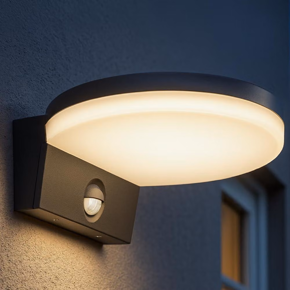 Lampada a LED da parete con sensore PIR, 3000K, 1300 lumen, grado di protezione IP65, resistenza agli urti IK10