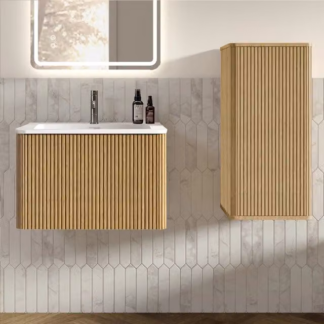 Mobile bagno sospeso con lavabo e colonna laterale in colore rovere