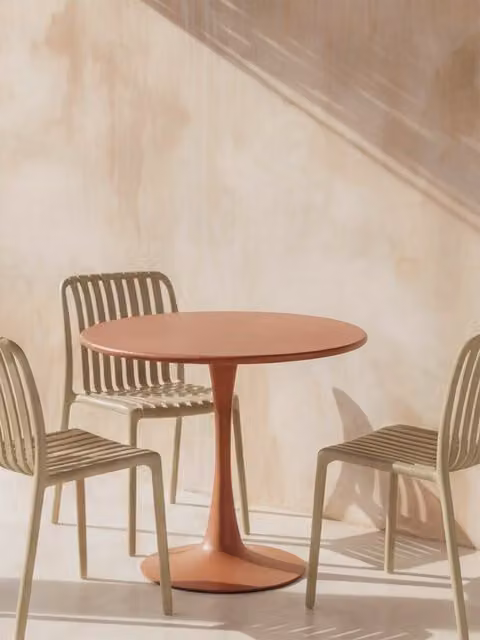 Numa tavolo da giardino rotondo Kenay Home colore terracotta con diametro 80 cm e altezza 74 cm