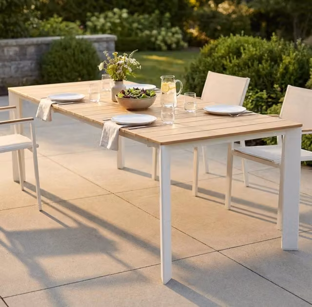 Tavolo da giardino allungabile FAELAN in legno di teak bianco, L: 210-275 cm, P: 100 cm