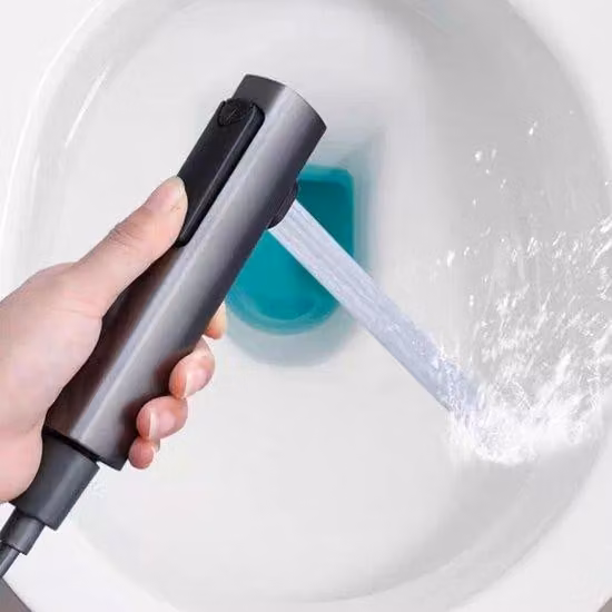 Set completo per bidet con doccetta, realizzato in acciaio inossidabile (304) e ABS, dotato di valvola regolatrice doppia, tubo flessibile e supporto. Facile da installare, a basso consumo di acqua. Ideale per il bagno, per la cura di animali domestici, p