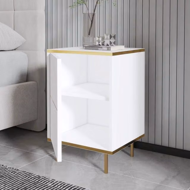 Comodino DMORA con un ripiano, design moderno in metallo lucido, Bianco e Oro, L: 40 cm, P: 35 cm, H: 60 cm
