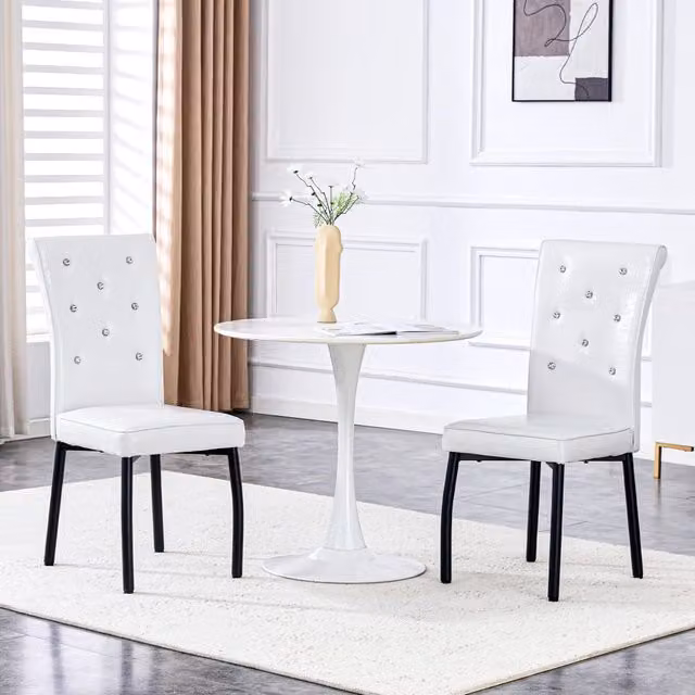 Sedia da pranzo OKWISH in ecopelle bianca e nera con dettagli effetto coccodrillo e bottone in cristallo e gambe in metallo