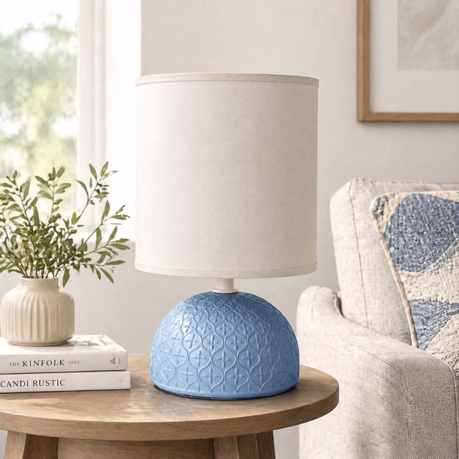 Lampada da tavolo Aigostar in Vetroceramica, lampada da comodino con base a forma di semicerchio, paralume in tessuto, attacco E14, interruttore a filo, ideale per camera da letto, soggiorno, corridoio - altezza 24 cm (azzurro chiaro)