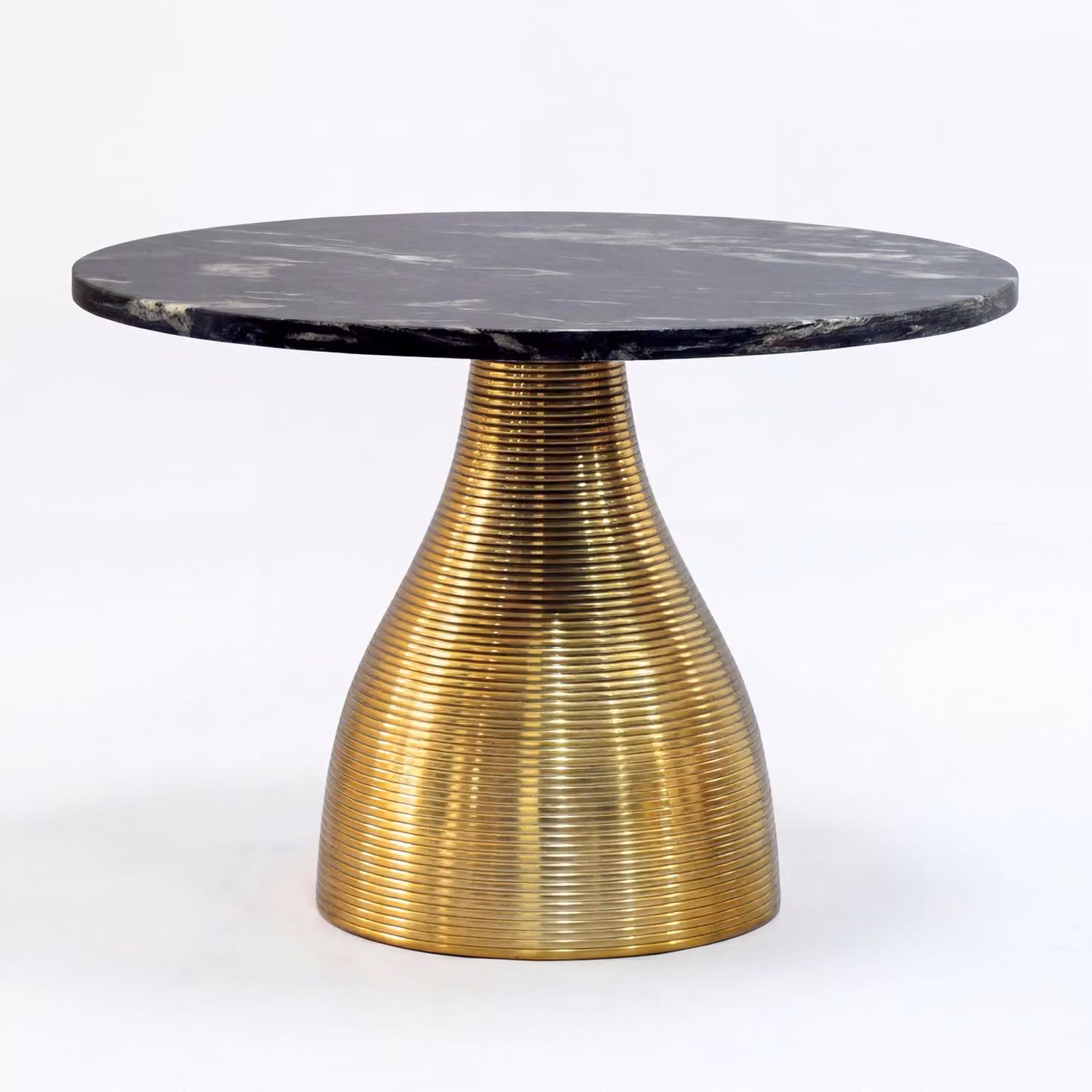 Tavolino da salotto WOHNLING in metallo con piano in marmo nero, diametro 60 cm. Tavolino rotondo per soggiorno, in alluminio dorato. Tavolino da divano in alluminio, tavolino da lounge, tavolino ausiliario, prodotto artigianale