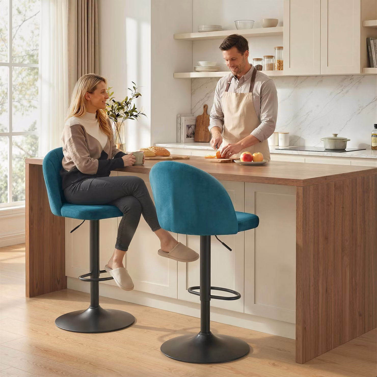 Set di 2 sgabelli da bar moderni HOMCOM in velluto blu con seduta girevole a 360 gradi e poggiapiedi in metallo – 2