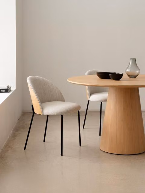 Sedia imbottita Matti Kenay Home grigia con foglia di rovere e struttura in metallo nero