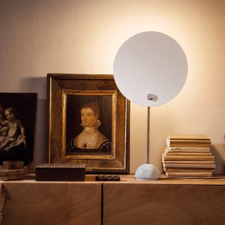 Nemo Lampada da tavolo di design Kuta, Bianco / Opale, Soggiorno / Sala da pranzo, Alluminio, Design, Lampada da tavolo