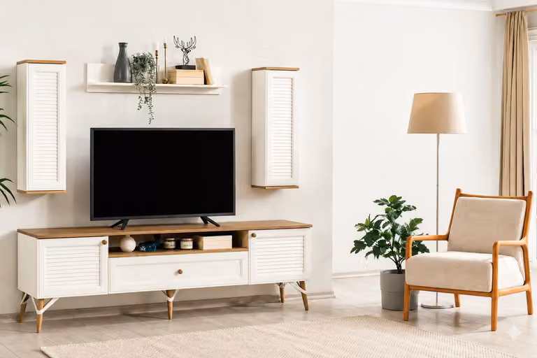 Set moderno composto da un mobile basso per la TV e due mensole a parete, in stile scandinavo