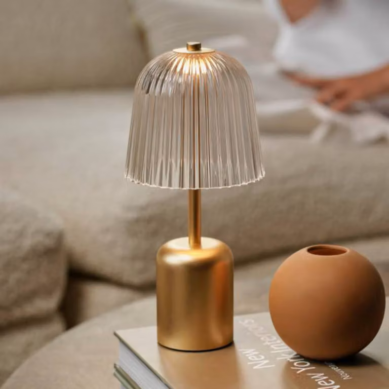 Nuura lampada LED da tavolo ricaricabile Asteea, color ottone, altezza 27 cm dimmerabile, Ottone / Oro, Soggiorno / Sala da pranzo, Metallo, Moderno