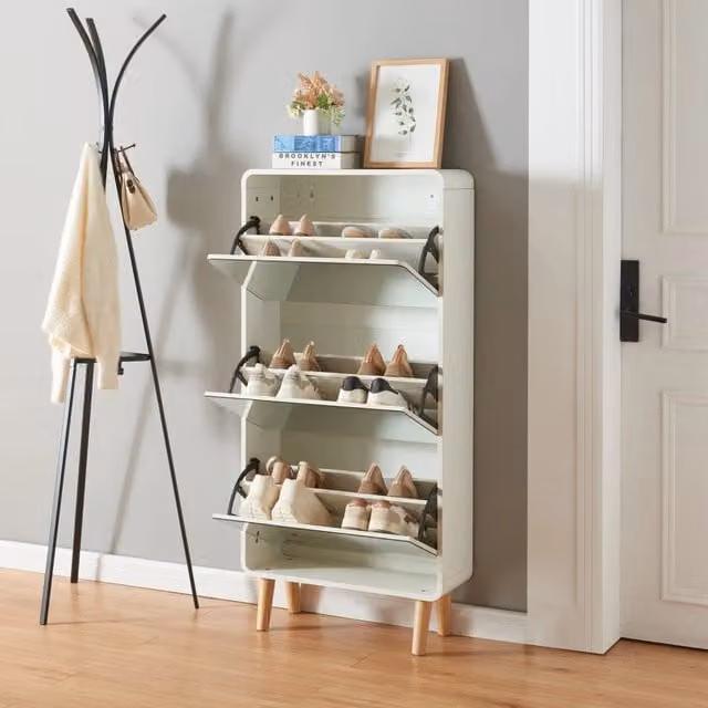 Scarpiera Aure en.casa con ante a specchio e 3 contenitori ribaltabili, Bianco lucido, L: 134 cm, P: 63 cm, H: 23,5 cm