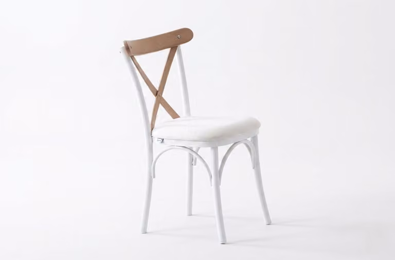 Sedia. Comoda, imbottita, in tessuto, con struttura in metallo. Design moderno, colore bianco, stile elegante, dettagli in legno