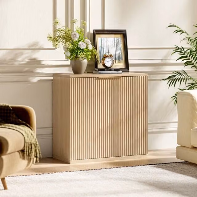 Credenza moderna a 2 ante con frontale scanalato in MDF effetto rovere color beige e marrone, L: 80 cm, P: 40 cm, H: 80 cm