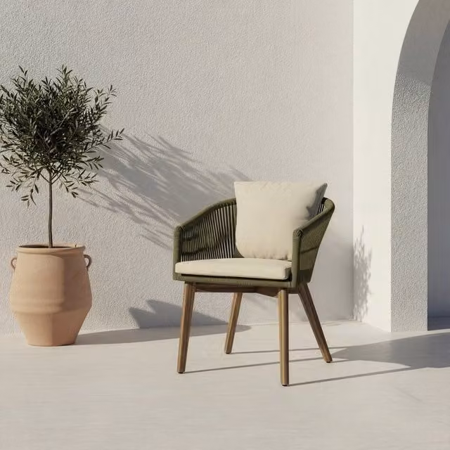 Sedia da giardino Banak Nova con braccioli in legno di acacia e corda intrecciata verde e beige