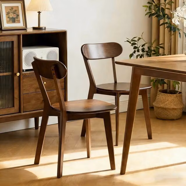 Set di 2 sedie da pranzo Minimal in legno massello noce color marrone con schienale curvo e stile moderno per cucina o soggiorno