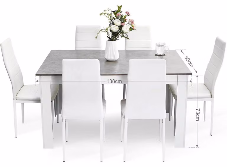 Set da pranzo composto da un tavolo e 6 sedie, con schienali alti, rivestiti in ecopelle, struttura in legno di pino, colore bianco/grigio, dimensioni 138x90x75 cm