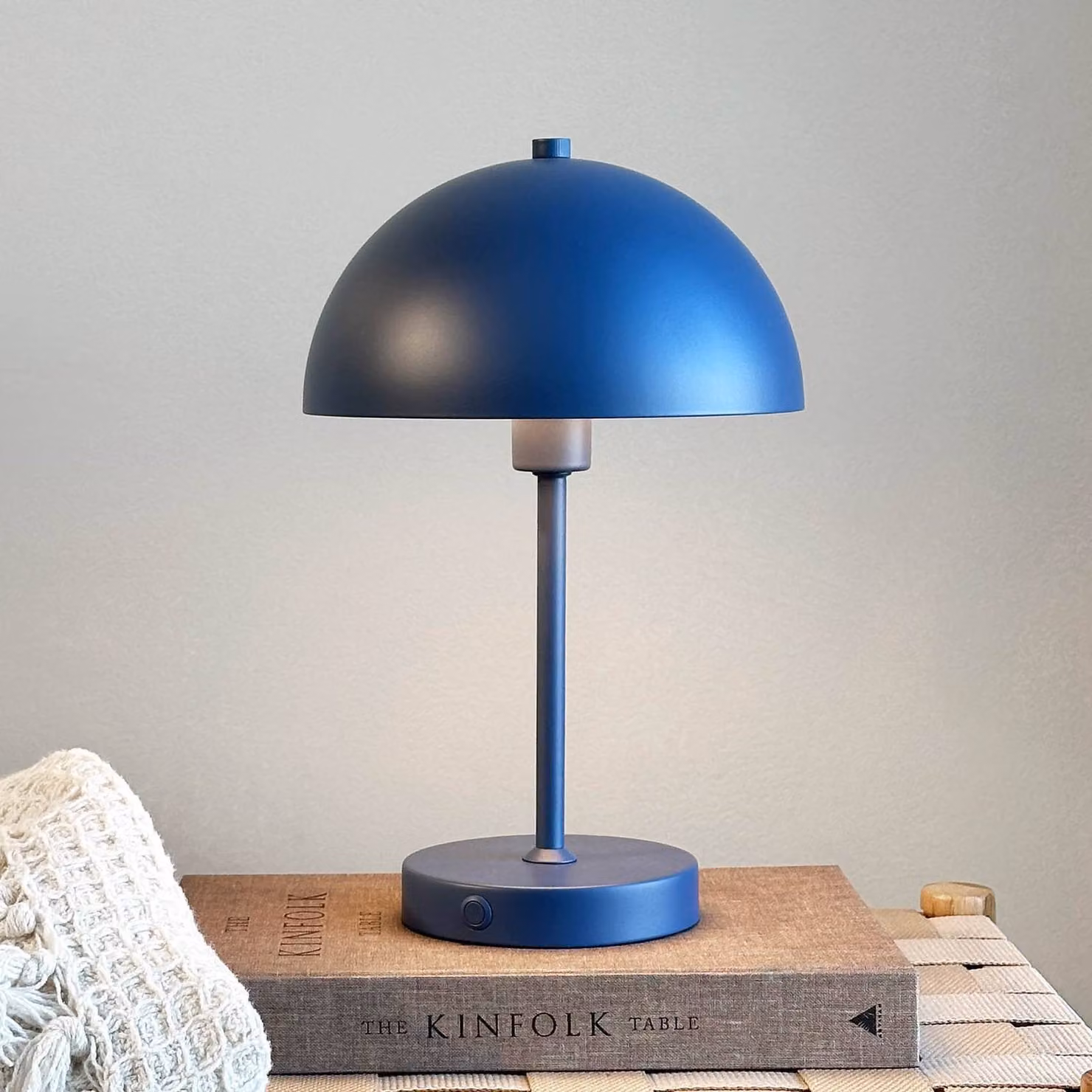 Dyberg Larsen Lampada da tavolo a LED Stockholm, dimmerabile, Blu, Soggiorno / Sala da pranzo, Metallo, Scandinavo, Lampada da tavolo LED