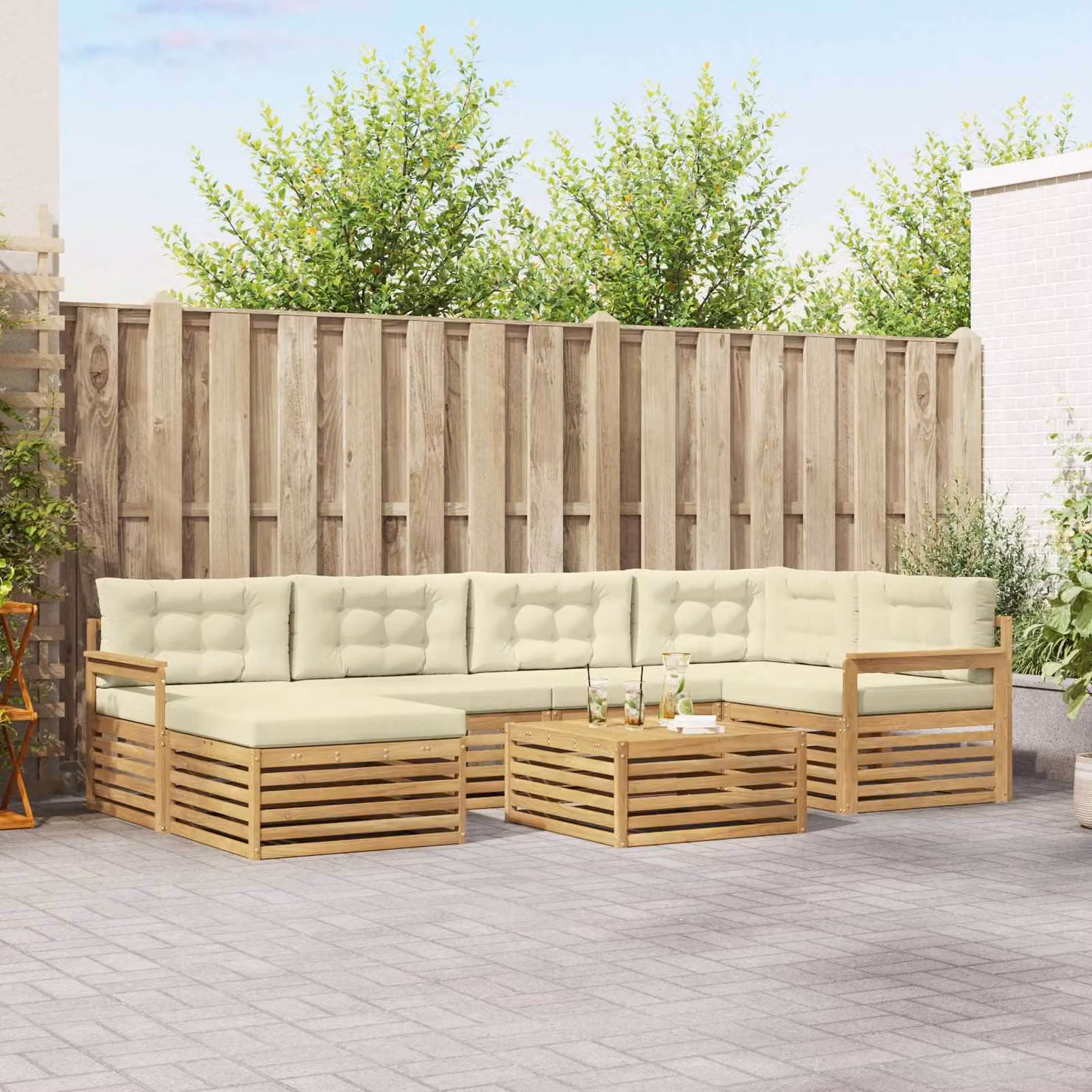 vidaXL Set di divani da esterno a L in legno di acacia con tavolino e pouf, 7 pezzi, Bianco, Beige e Marrone