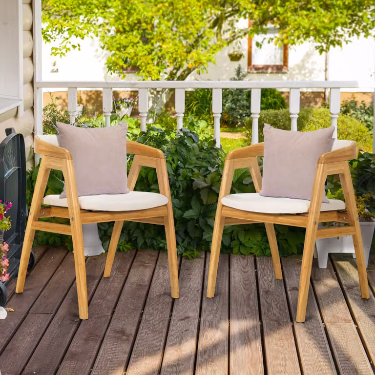 Sedia poltroncina da interno Costway in bambù con cuscino beige e schienale curvo, stile scandinavo, colore naturale e marrone