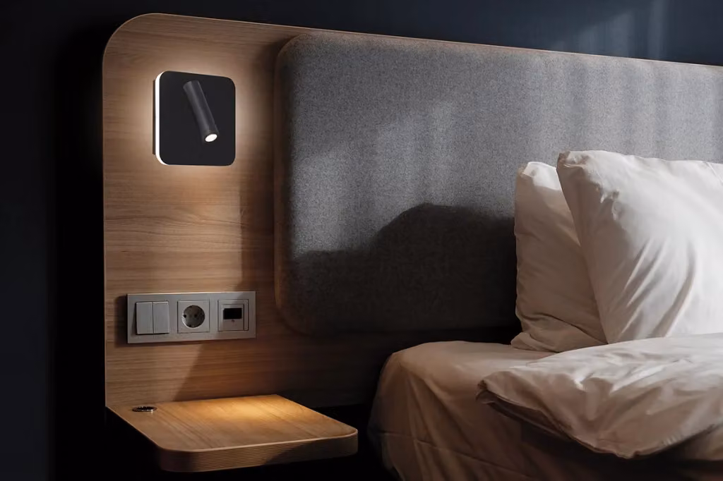 Applique LED MY WAY Rossini Group orientabile con porta USB, luce calda 3000K, Nero, design moderno in alluminio – 2