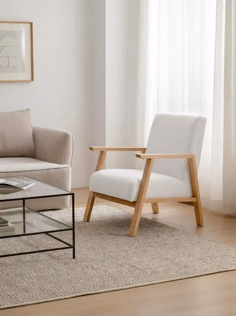 Poltrona lounge Wood Kenay Home in legno e tessuto beige e bianco con braccioli in stile scandinavo