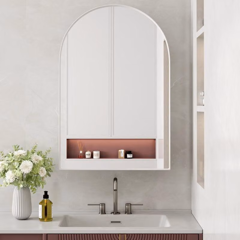 Specchio da parete moderno a forma di arco, mobiletto contenitore con ripiano, metallo bianco, 91x61x12 cm