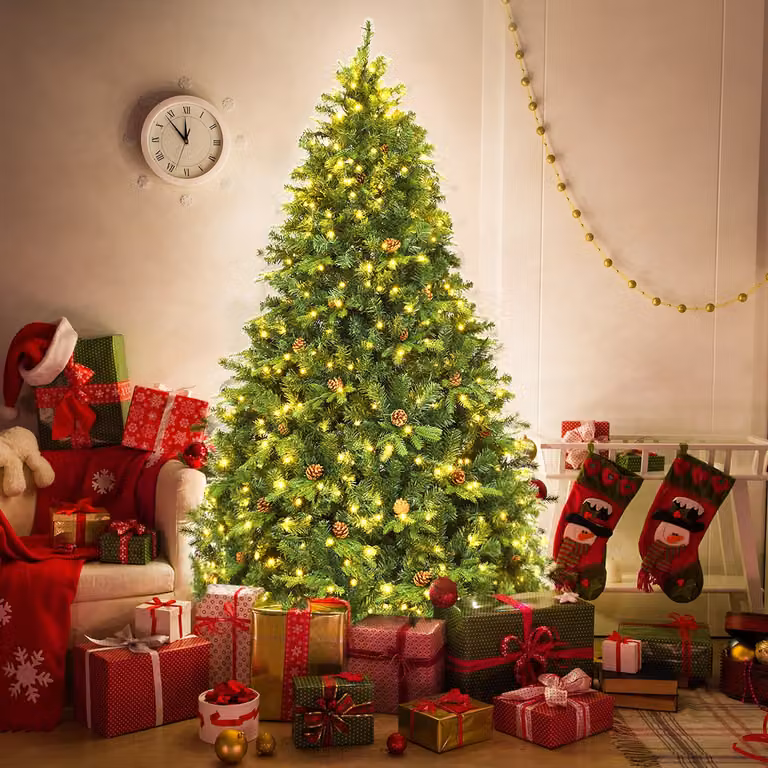 Set di due alberi di Natale artificiali Costway in PVC verde con luci LED RGB multicolore, include albero da 210 cm con 460 LED e albero da tavolo da 64 cm con 50 LED