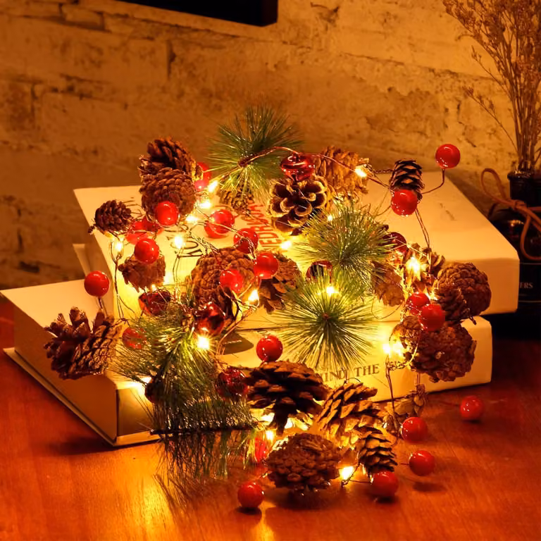 Catena luminosa natalizia con decorazioni a forma di pigna, lunghezza 3 metri, 30 LED, luce bianco caldo