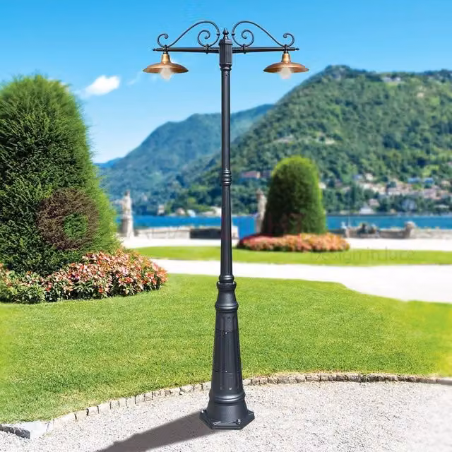 Lampione da giardino Iris Luce con 2 luci in metallo grigio e dettagli in ottone anticato