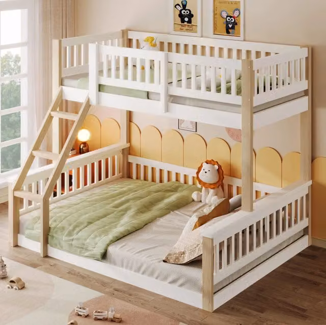 Letto a castello per bambini con struttura a casetta, scala e sponde, in legno e MDF, colore bianco e beige, L/P/H: 205 x 150 x 147 cm e 205 x 150 x 150 cm