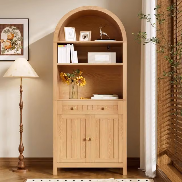 Alta Credenza con Fronte Ad Arco, Doppie Ante con Portaspezie Interno, in Truciolato e MDF per Cucina e Soggiorno