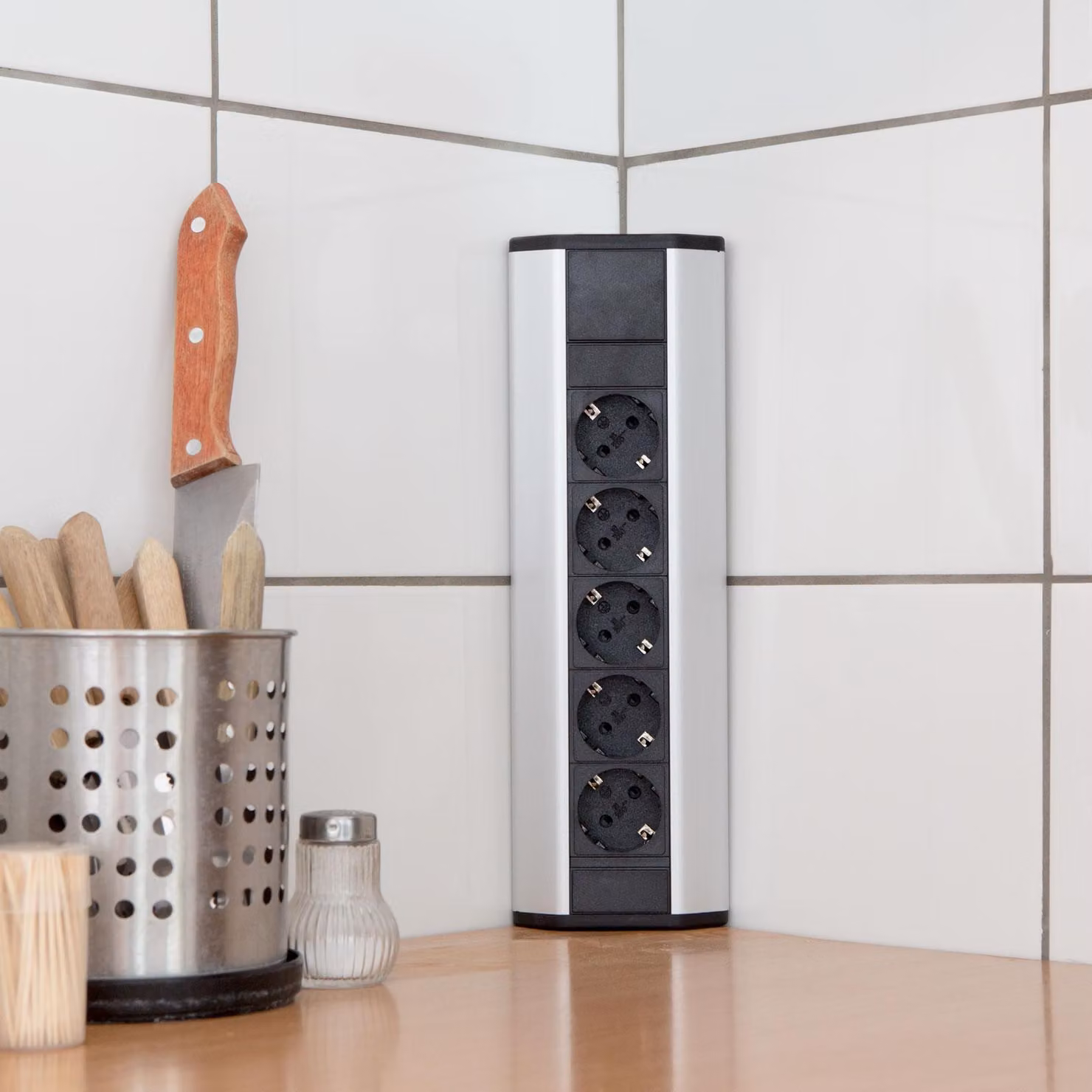Presa multipla angolare – 3 prese – 3500 W – 16 A – cavo da 1,5 m – design in alluminio – compatta – a prova di bambino – per cucina, ufficio, soggiorno [20482]