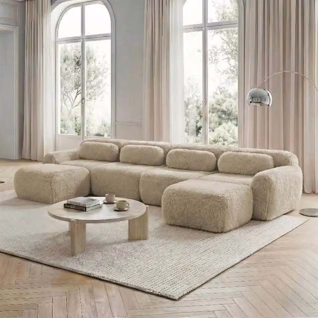 Divano panoramico modulare a U Mivray in tessuto beige con pouf coordinato e struttura imbottita per il tuo soggiorno