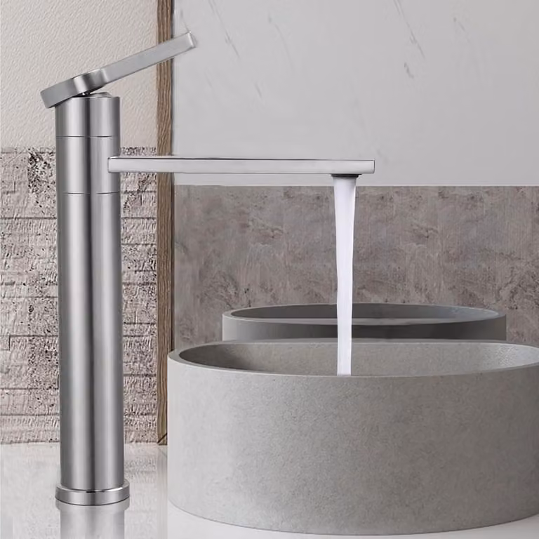 Miscelatore monocomando con bocchetta girevole a 360°, realizzato in acciaio inossidabile con finitura in nichel spazzolato, adatto per bagni e