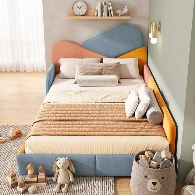 Letto imbottito per bambini 140x200 cm; basso con sponde rialzate; rivestimento in velluto multicolore per cameretta