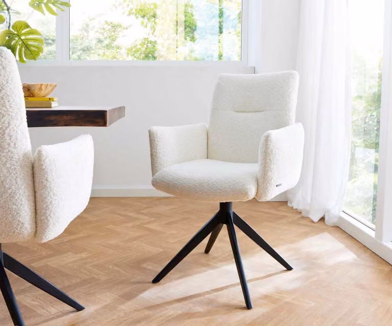 Sedia girevole DELIFE Jova-Flex con braccioli, rivestita in tessuto bouclé bianco, struttura a croce nera, rotazione a 360°, imbottitura in molle insacchettate