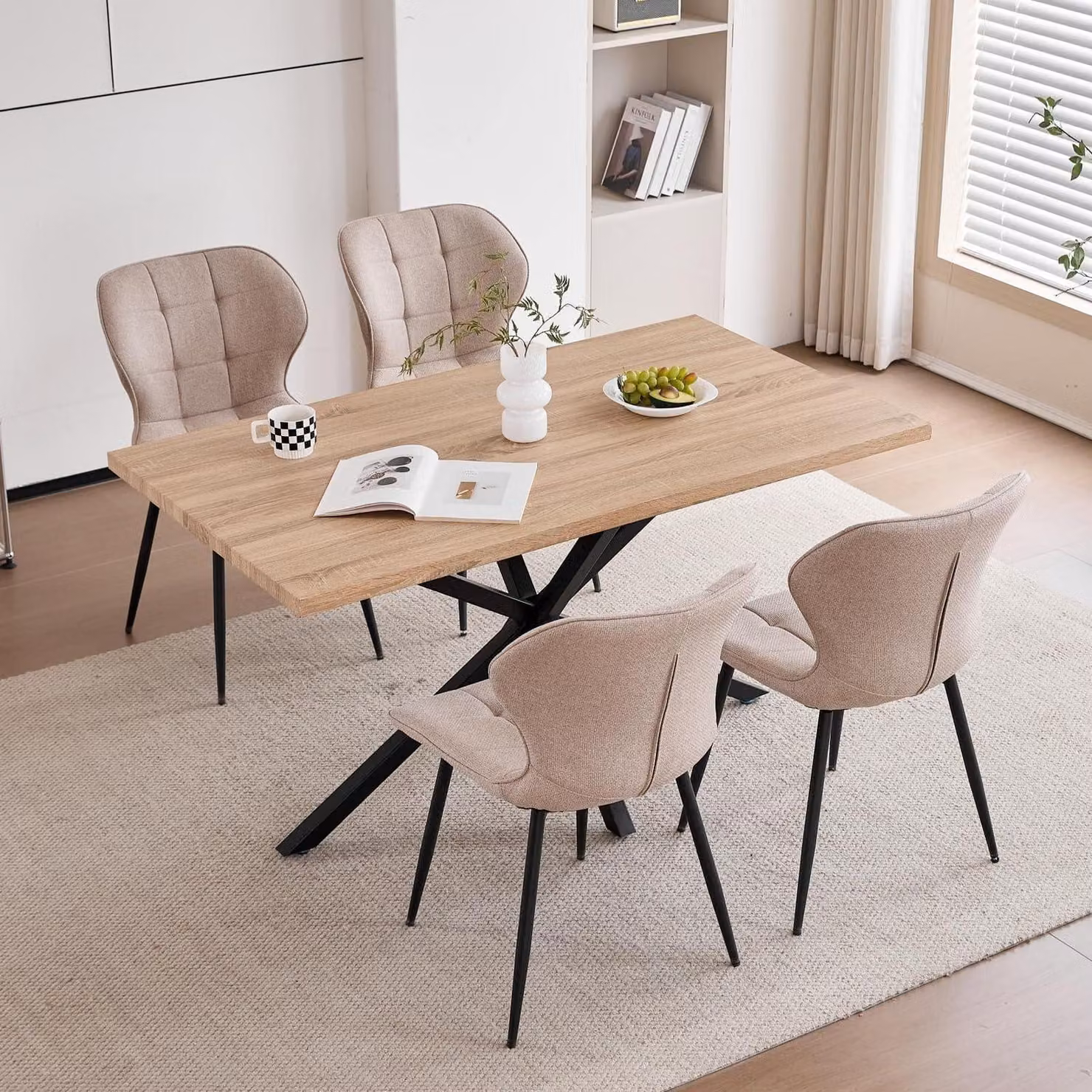 Set da pranzo: 1 tavolo, 4 sedie in lino color kaki, finitura in legno chiaro, dimensioni 140x80 cm