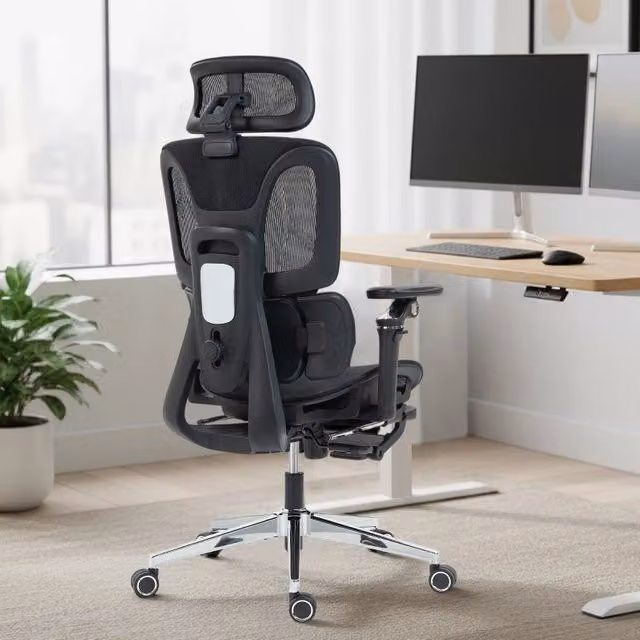 Sedia da ufficio ergonomica con supporto lombare regolabile e poggiapiedi in plastica nera