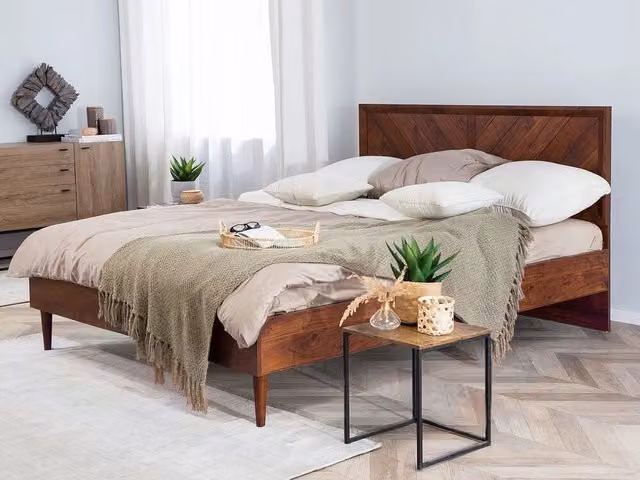 Letto matrimoniale Beliani in legno marrone stile rustico con rete a doghe e testiera alta L/P/H: 209 x 140 x 147 cm