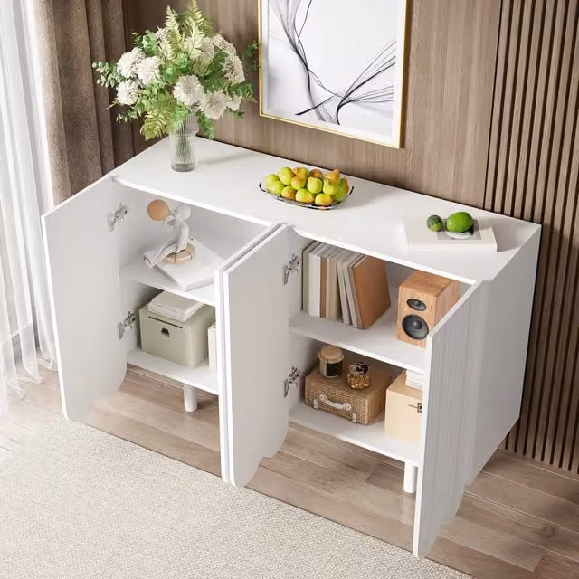 Credenza Mivray moderna in MDF bianco opaco con quattro ante scolpite a goccia e cerniere ammortizzate L/P/H: 120 x 37.5 x 80.8 cm