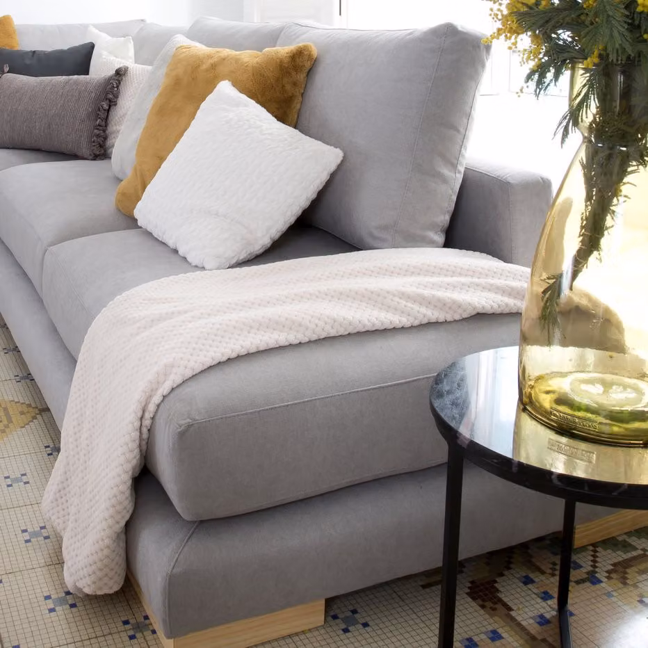 Divano angolare a destra Luxor Living da 5 posti in tessuto grigio con chaise longue e cuscini coordinati – 2