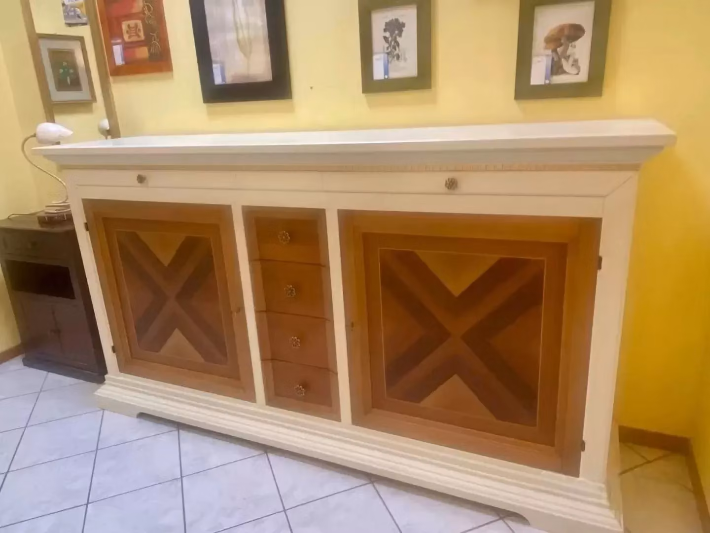 Set da pranzo Mobili 2G in legno intarsiato con tavolo rettangolare estensibile e sedie, colori avorio e noce – 2