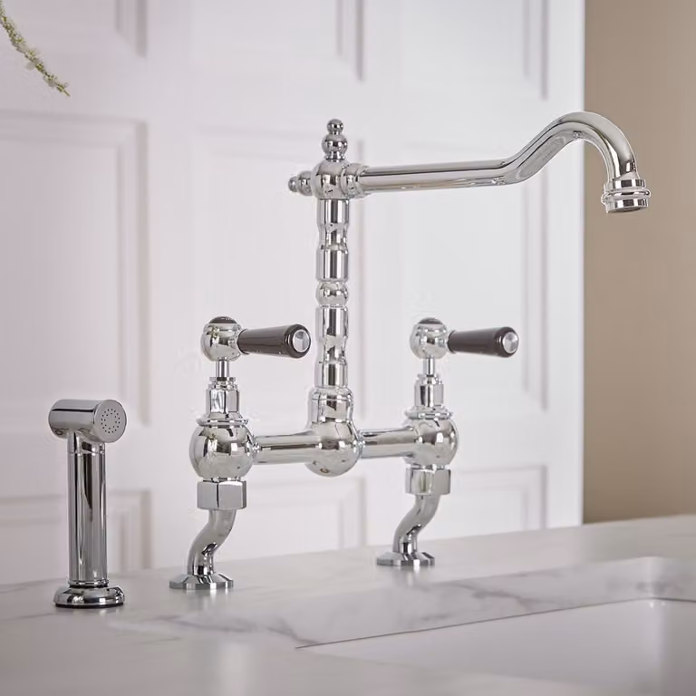 Hudson Reed Elizabeth - Miscelatore Classico da Cucina con Ponte a Gomito con Spray Estraibile - Cromato e Nero