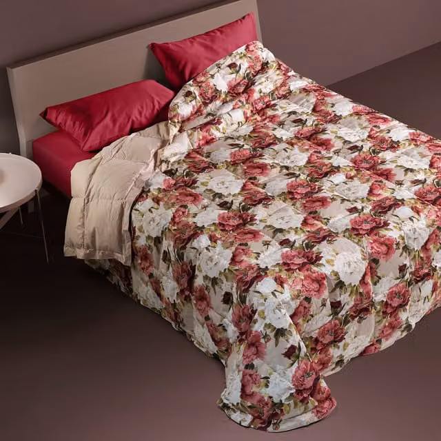 Trapunta in piuma DaunenStep con fantasia floreale multicolore rosa, traspirante e termoregolatrice per adulti – 1