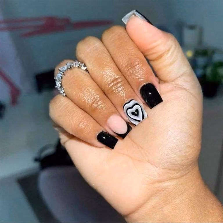 Set di unghie finte da 24 pezzi, colore nero e bianco, con motivo a cuore in stile francese, ideale per diverse occasioni, come le unghie a tema San Valentino