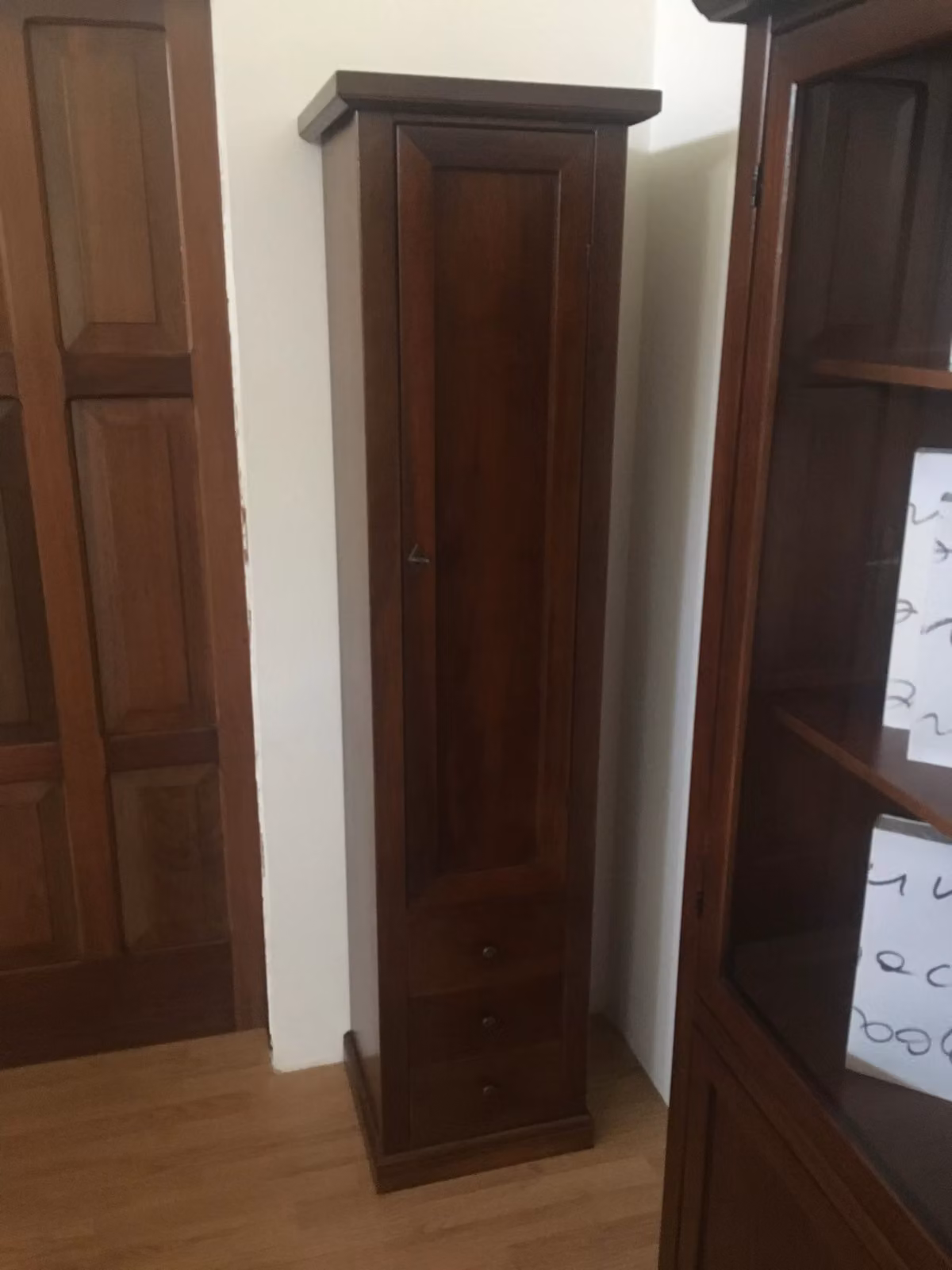 Libreria colonna in legno stile rustico con ante in vetro Mobili 2G marrone L: 45 cm, P: 41 cm, H: 187 cm – 2