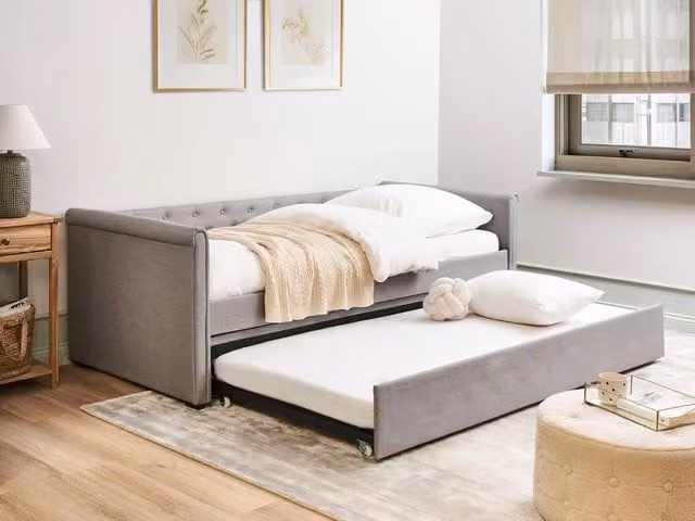 Divano Letto Chesterfield Beliani con Sottoletto Estrattibile e Cassetto, Rivestimento in Tessuto Grigio, L/P/H: 220 x 90 x 126 cm