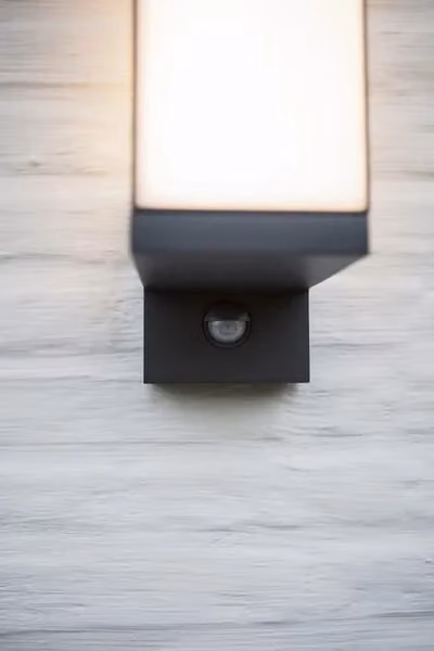 Applique esterna LED Cuba Lutec antracite con sensore di movimento e crepuscolare in metallo per giardino e terrazza – 2